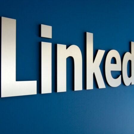 حساب تعليمي على LinkedIn مع اشتراك يصل إلى 16000 دورة تدريبية