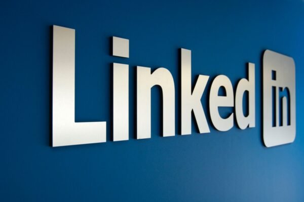 حساب تعليمي على LinkedIn مع اشتراك يصل إلى 16000 دورة تدريبية